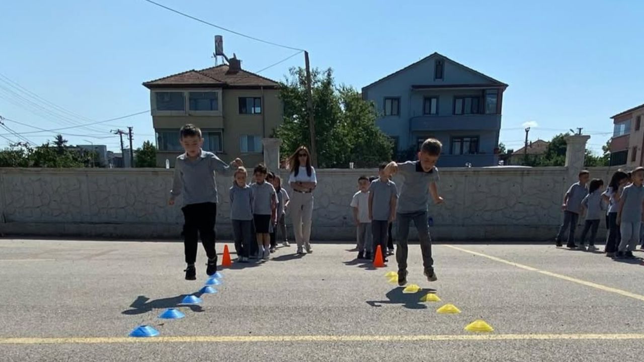 DÜZCE’DE MİNİKLER SAHADA İFET OYUNLARI TÜM HEYECANIYLA SÜRÜYOR