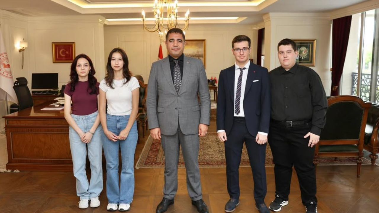 Düzce’nin Altın Çocukları Vali Aslan’dan Ödül Aldı