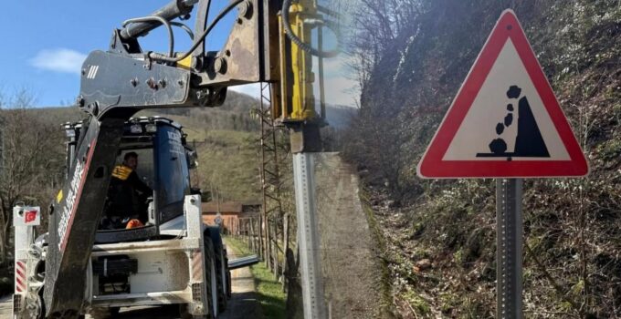 Cumayeri’nde Grup Yolunda Trafik Levhaları Yenileniyor