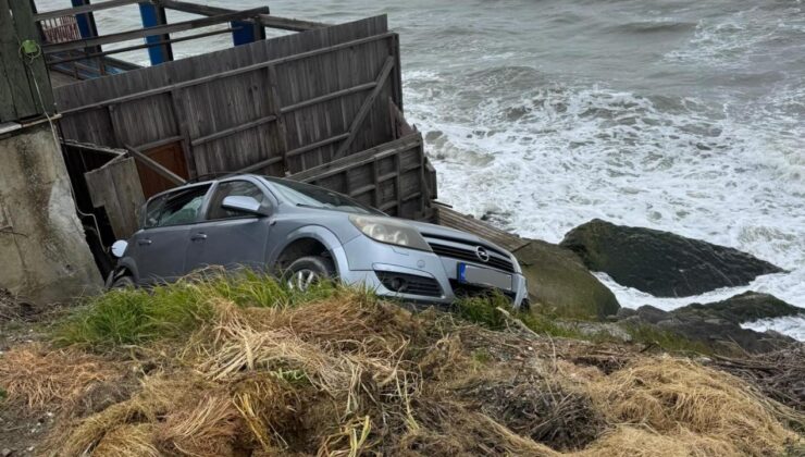 Akçakoca’da Park Halindeki Araç Uçurum Kenarına Sürüklendi